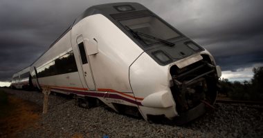 صور.. إصابة 21 شخصا بعد خروج قطار عن القضبان فى إسبانيا