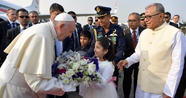 البابا فرنسيس يصل إلى بنجلاديش فى زيارة تستغرق 3 أيام (صور)