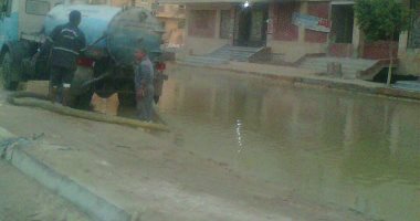 صور.. "صرف القاهرة" تستجيب لشكوى اجتياح مياه الصرف لشوارع الحى الخامس