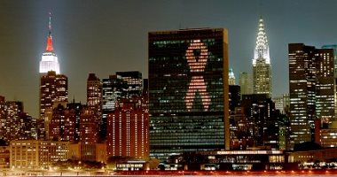 اليوم العالمى للإيدز.. إضاءة الأمانة العامة للأمم المتحدة بألوان الشريط الأحمر