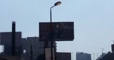 إضاءة أعمدة الكهرباء نهارا بنزلة كوبرى أكتوبر باتجاه شارع جامعة الدول