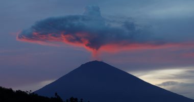 شركات الطيران تلغى رحلاتها من مطار "بالى" بإندونيسيا خشية رماد بركان أجونج