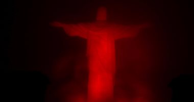 صور..إضاءة تمثال المسيح باللون الأحمر احتفالا باليوم العالمى للإيدز فى البرازيل