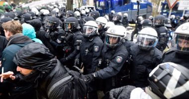 صور.. اشتباكات بين الشرطة الألمانية ومتظاهرين ضد مؤتمر لحزب البديل اليمينى