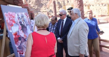 صور.. محافظ جنوب سيناء يلتقى بفنانى بينالى شرم الشيخ الدولى 