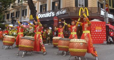 صور..افتتاح أول مطعم لـ"ماكدونالدز" الأمريكية فى مدينة هانوى الشيوعية