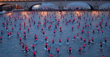صور.. انطلاق مسابقة التجديف على نهر السين فى باريس