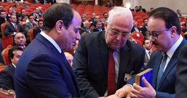 وزير الاتصالات يهدى الرئيس السيسي أول تليفون محمول صنع فى مصر (صور)
