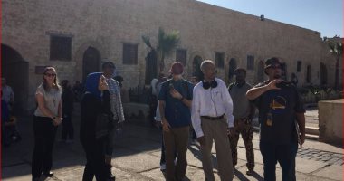 القنصلية الأمريكية بالإسكندرية تنشر صورا لزيارة فنانين أمريكان لقلعة قايتباى