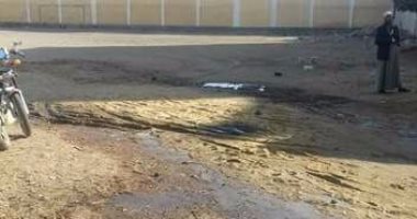 شكوى من وجود مياه صرف صحى أمام المجلس المحلى بشلقام فى المنيا