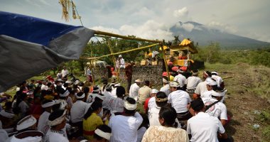 صور.. إندونيسيين يهرعون للصلاة بالمعابد خوفا من ثوران بركان "أجونج"