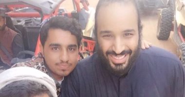 صور وفيديو.. محمد بن سلمان يلتقط سيلفى مع شباب فى مدينة "العلا" بالسعودية
