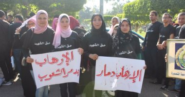 صور.. مسيرة حاشدة بالزى الأسود لطلاب جامعة المنصورة تحت شعار "حق الشهيد"