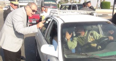 صور.. مدير أمن السويس يقود حملة أمنية ويضبط سيارات مخالفة