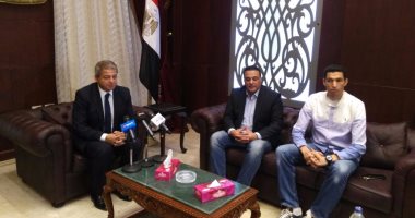 وزير الرياضة يكرم جهاد جريشة بعد تمثيله التحكيم المصرى فى المونديال