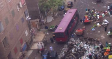 شكوى من تراكم القمامة واحتلال الباعة الجائلين لشارع منشية الصدر بالعمرانية