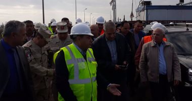 فيديو وصور.. إبراهيم محلب ومحافظ بورسعيد يتفقدان مشروع محور 30 يونيو