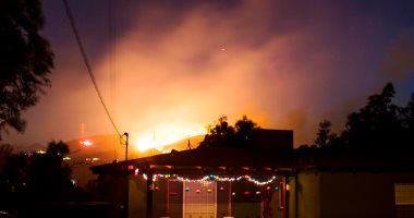صور.. الحرائق تدمر المنازل وتجبر الآلاف على النزوح من كاليفورنيا