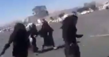 فيديو.. مهاجمة الحوثيين لمظاهرة نسائية تحمل صور على عبد الله صالح