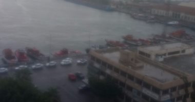 عامل يطالب بوقف حركة الملاحة فى ميناء بورسعيد حتى تحسن الطقس