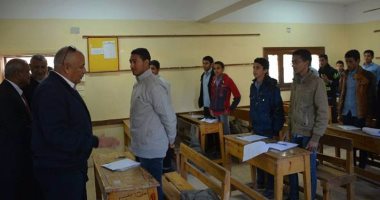 صور.. محافظ الوادى الجديد يتفقد مدرسة الثانوية بالداخلة ويوجه بدعم المتميزين