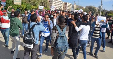 صور.. مسيرة لطلاب جامعة الفيوم لتنديد بنقل السفارة الأمريكية إلى القدس