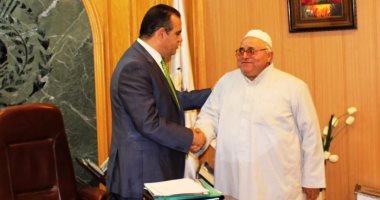 رئيس جامعة المنصورة يقدم الشكر لمتبرع بجهاز تنفس صناعى نقال  