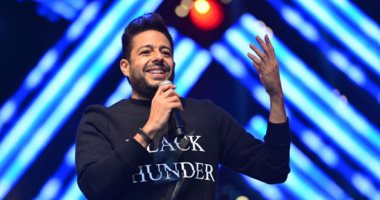 بالصور  .. حماقي يفتتح حفله بـ "فات".. ويشكر الجمهور على الحضور رغم برودة الجو