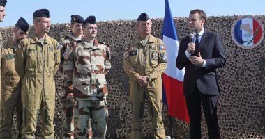 صور.. الرئيس الفرنسى يزور أكبر قاعدة عسكرية أمريكية فى الشرق الأوسط بقطر