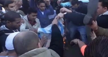 فيديو.. متظاهرون يحرقون علم إسرائيل عقب صلاة الجمعة بالأزهر