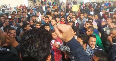 صور.. العشرات من طلاب جامعة المنصورة يتظاهرون ضد قرار ترامب