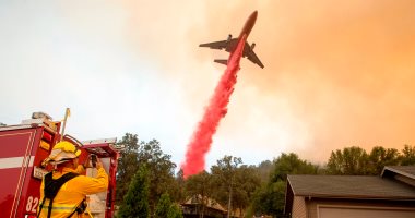 صور.. رجال الإطفاء يكافحون حرائق كاليفورنيا وإجلاء 200 ألف من منازلهم