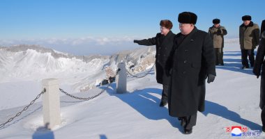 صور.. زعيم كوريا الشمالية يقف وسط الثلوج على أعلى قمة جبلية فى بلاده