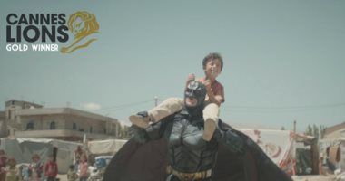 فيديو صداقة بين باتمان وطفل سورى يحصد جائزة أفضل دعاية خيرية