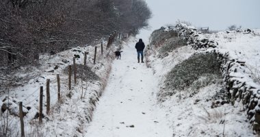 إلغاء رحلات قطارات والطيران الجوى لتساقط الثلوج فى بريطانيا