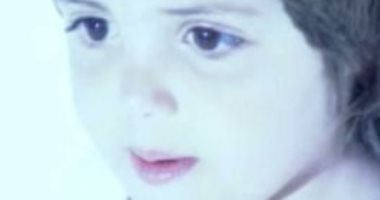 فيديو.. كيف أصبح شكل الطفلة "بطلة كليب عمرو دياب" بعد 25 سنة