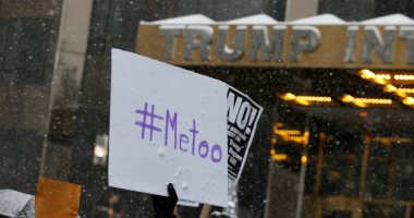 صور.. الآلاف يشاركون فى مسيرة بمحيط برج ترامب بنيويورك ضد التحرش الجنسى