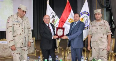رئيس جامعة بنى سويف يكرم المستشار بأكاديمية ناصر العسكرية طلعت موسى