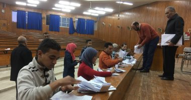 صور.. بدء فرز الأصوات فى انتخابات الاتحادات الطلابية بجامعة أسيوط