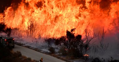 تجدد هبوب الرياح والجفاف يعرقلان إخماد حرائق الغابات بكاليفورنيا