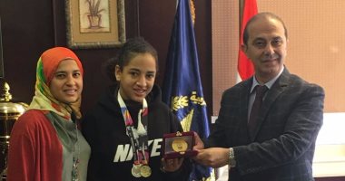 مدير اتحاد الشرطة يكرم مريم طارق  الفائزة بميداليتين في بطولة العالم للسباحة
