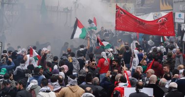 صور.. الأمن اللبنانى يطلق الغاز المسيل أثناء مظاهرة قرب السفارة الأمريكية 