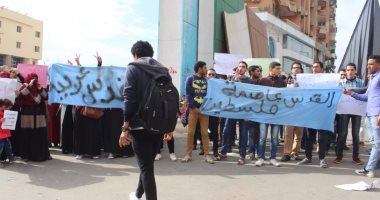 المئات من طلاب جامعة المنصورة يتظاهرون ضد قرار ترامب بنقل سفارة بلاده للقدس