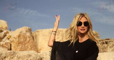 ملكة جمال روسيا تصل منطقة الأهرامات فى زيارة للترويج للسياحة بمصر (صور)
