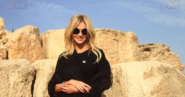 ملكة جمال روسيا تلتقط الصور فى الهرم وتزور مركب خوفو (صور)