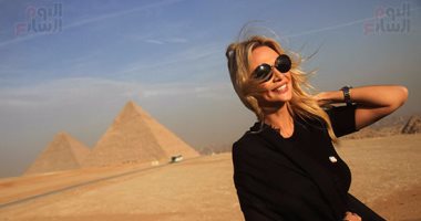 ملكة جمال روسيا تزور الأهرامات للترويج للسياحة المصرية