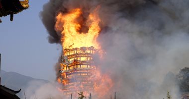 صور.. النيران تلتهم معبد تحت الإنشاء بمقاطعة سيتشوان الصينية