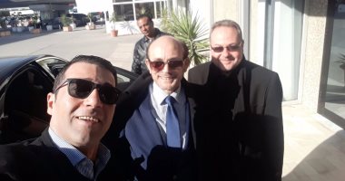 محمد صبحى يصل تونس.. ورئيس المهرجان يستقبله بالقاعة الشرفية بمطار قرطاج