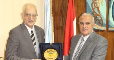 رئيس جامعة طنطا يكرم الدكتور محمود فهمى حجازى فى اليوم العالمى للغة العربية