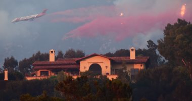 صور.. السلطات الأمريكية تدفع بالقوات الجوية لإطفاء حرائق كاليفورنيا 